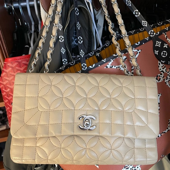 ❌❌SOLD❌❌CHANEL Beige Vintage Choco Bar Small Flap Bag Silver Full Set - Picture 10 of 16